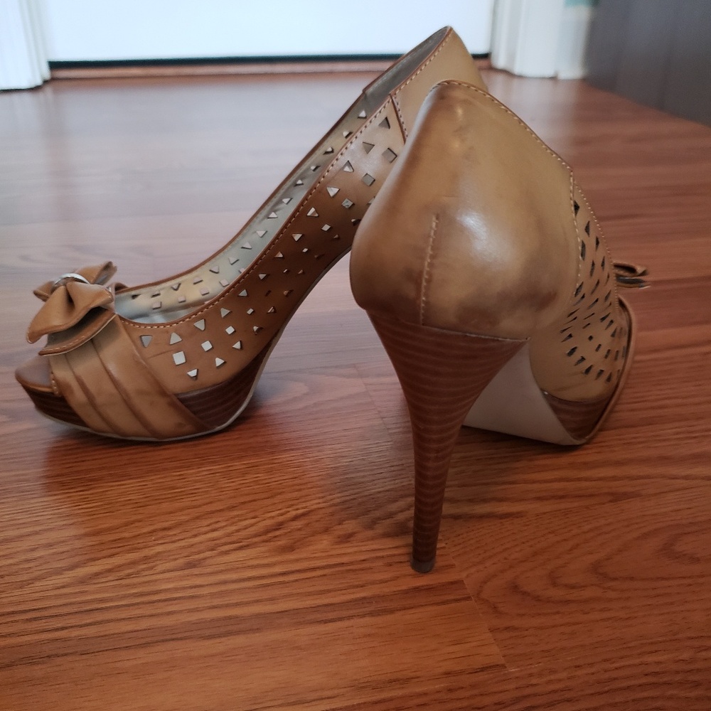 Guess tan cutout open toe pump bow platform heel - Picture 2 of 7